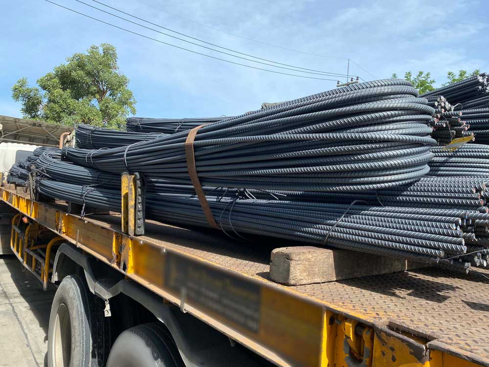 A betonacél kiszállítás logisztikája nagy tömegű betonacélnál: mi az, amit a kivitelezőnek tudnia kell?